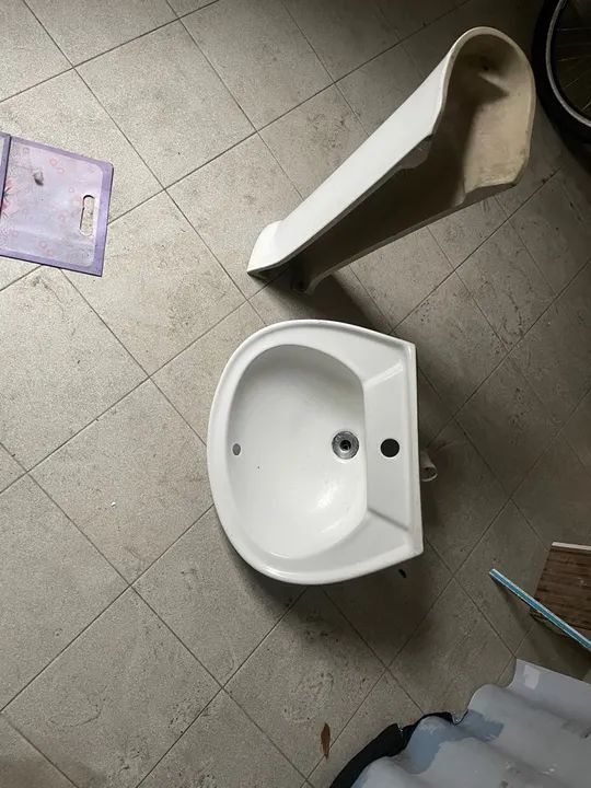 Pia de banheiro branca em ótimo estado