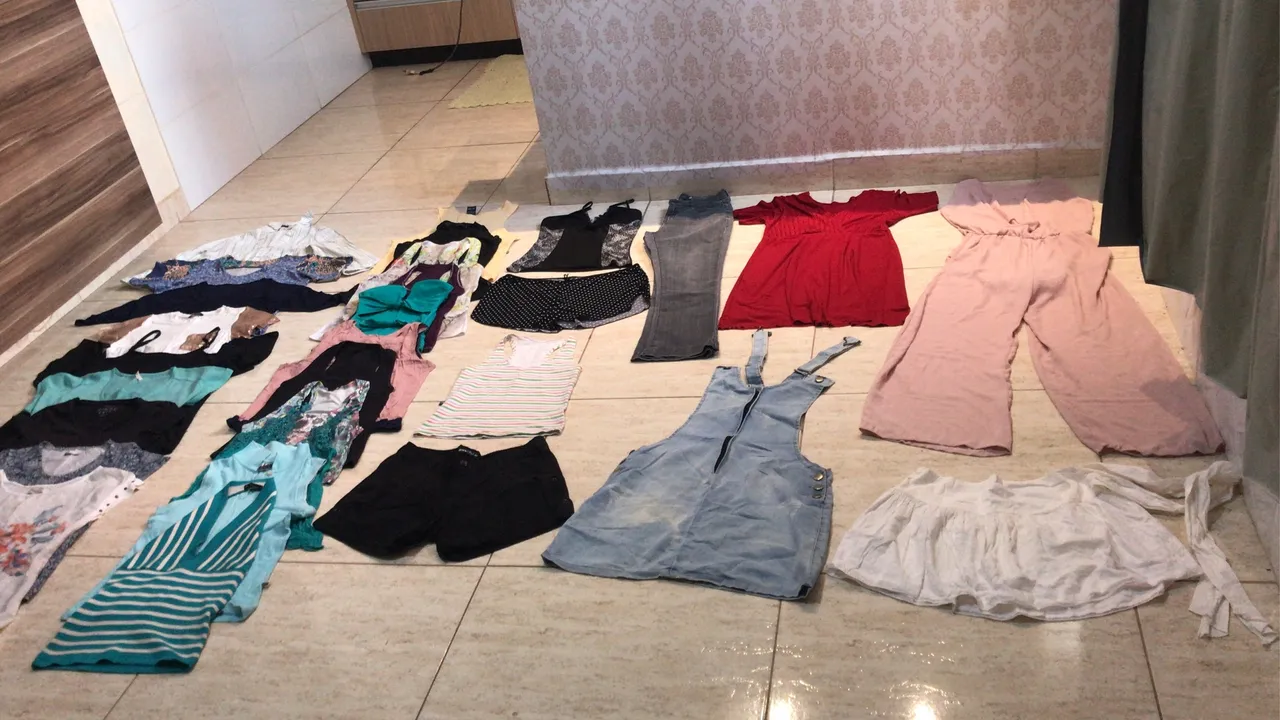 Lote de roupas feminina,tamanho:variados tudo por 60,00