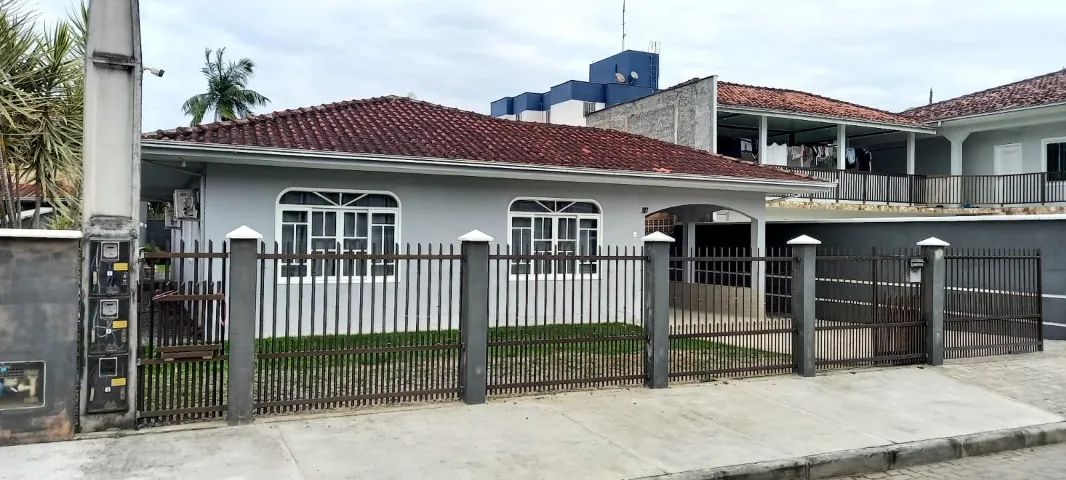 Vendo casa com 4 quartos no Iririú com 1 suíte 