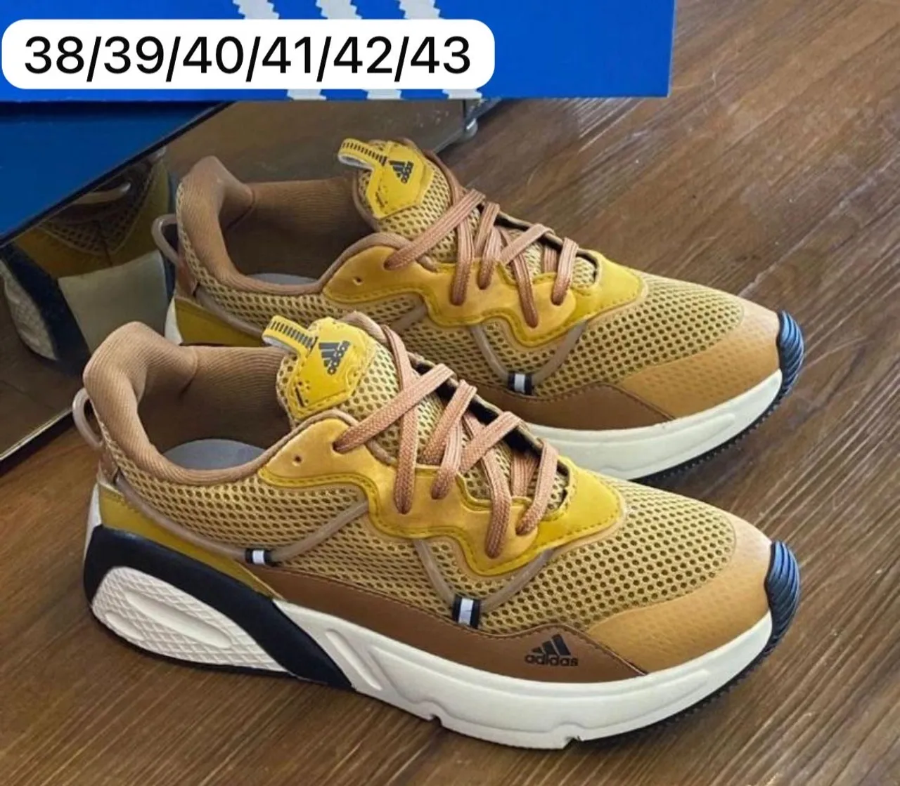Tênis Adidas - Cores Vibrantes e Conforto