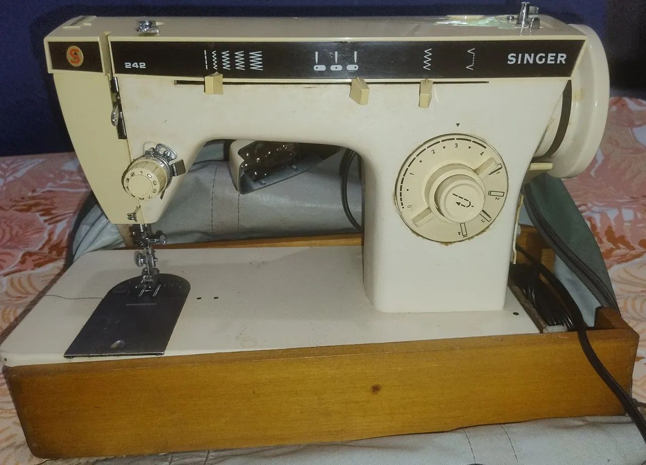 Máquina de Costura Singer 242