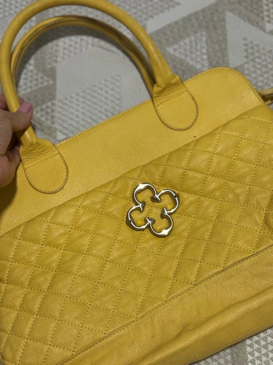 Bolsa Amarela de Couro com Detalhes em Matelassê