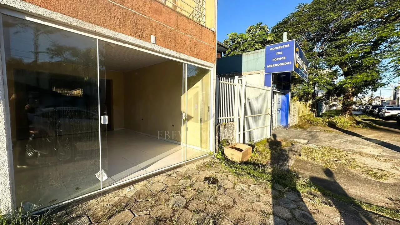 Excelente ponto comercial no centro de Guaratuba, em frente ao Banco Itaú. O imóvel possui