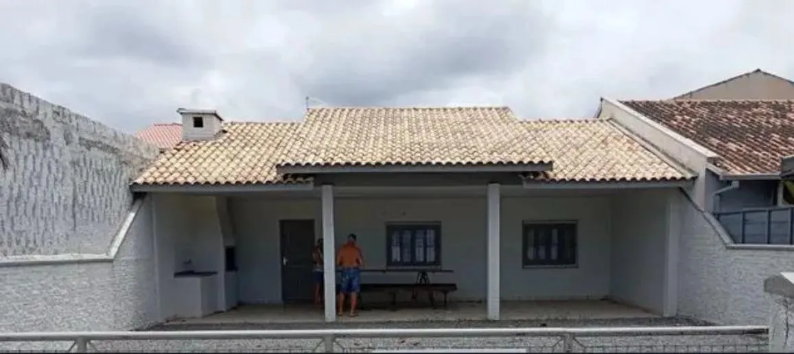 Casa para venda tem 100 metros quadrados com 2 quartos