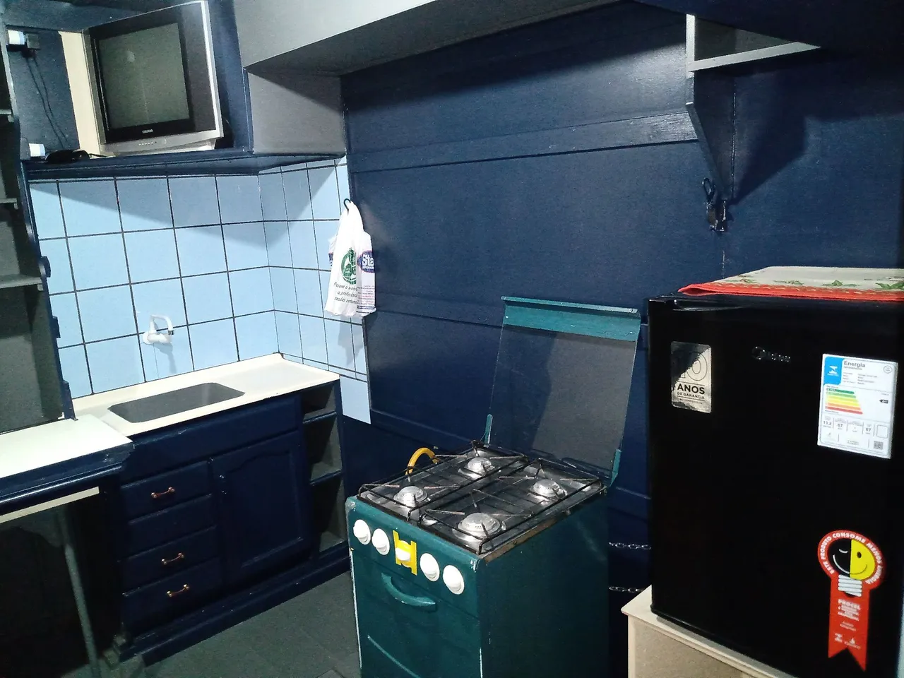 Aluga-se kitinete com mobília para moças no bairro alto boqueirão em Curitiba.