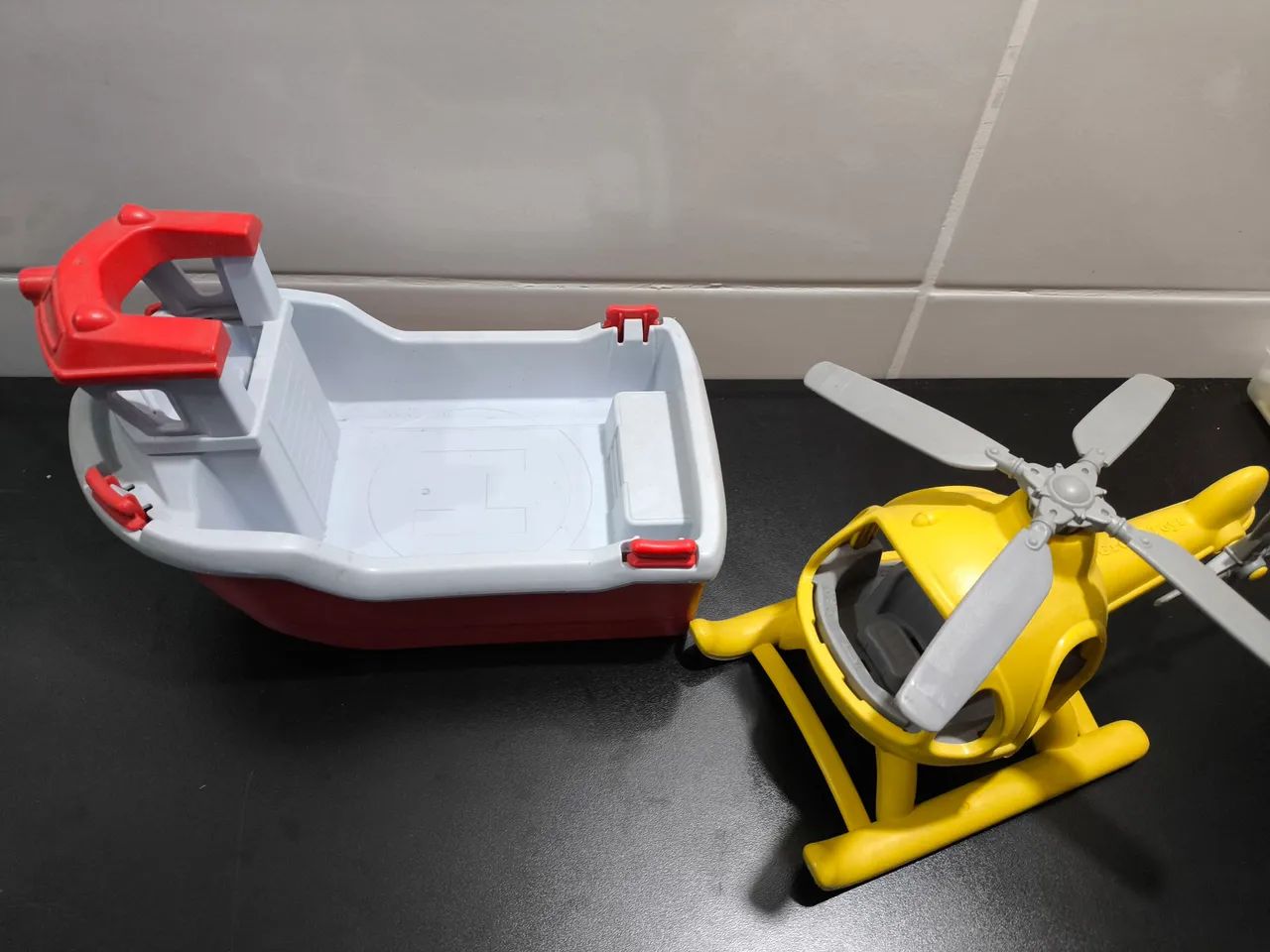 Barcos de brinquedo e helicóptero  - Foto 2