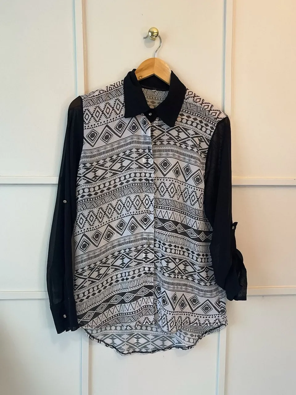 Camisa Feminina Estampada com Detalhes em Preto