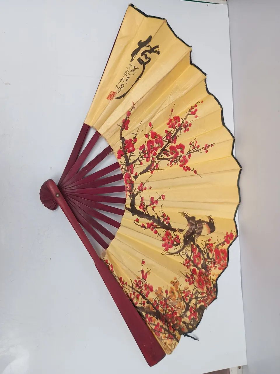 Leque de mão tecido estampado oriental aberto 53 cm x 33 cm