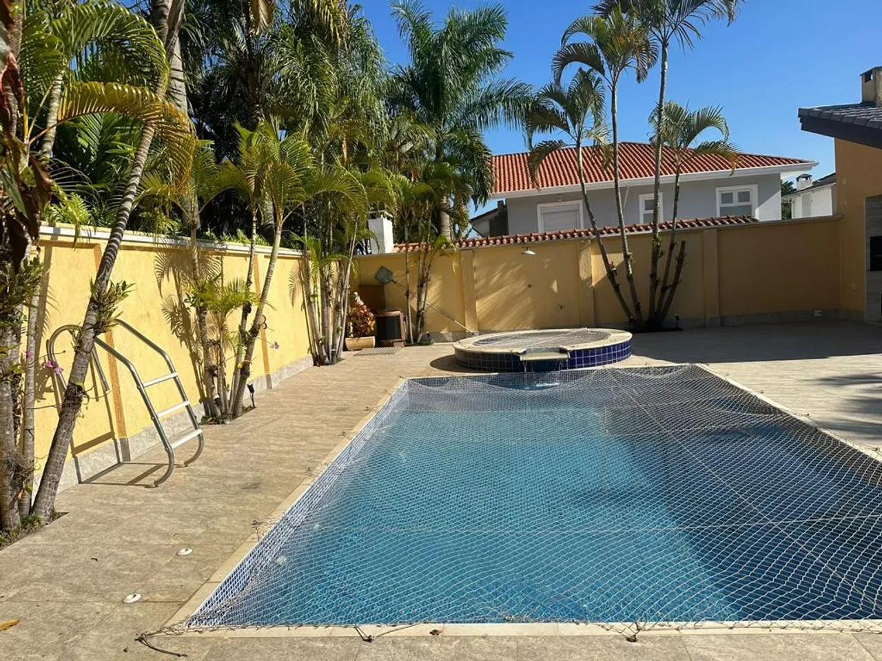 Casa de condomínio para venda possui 620 metros quadrados com 4 quartos