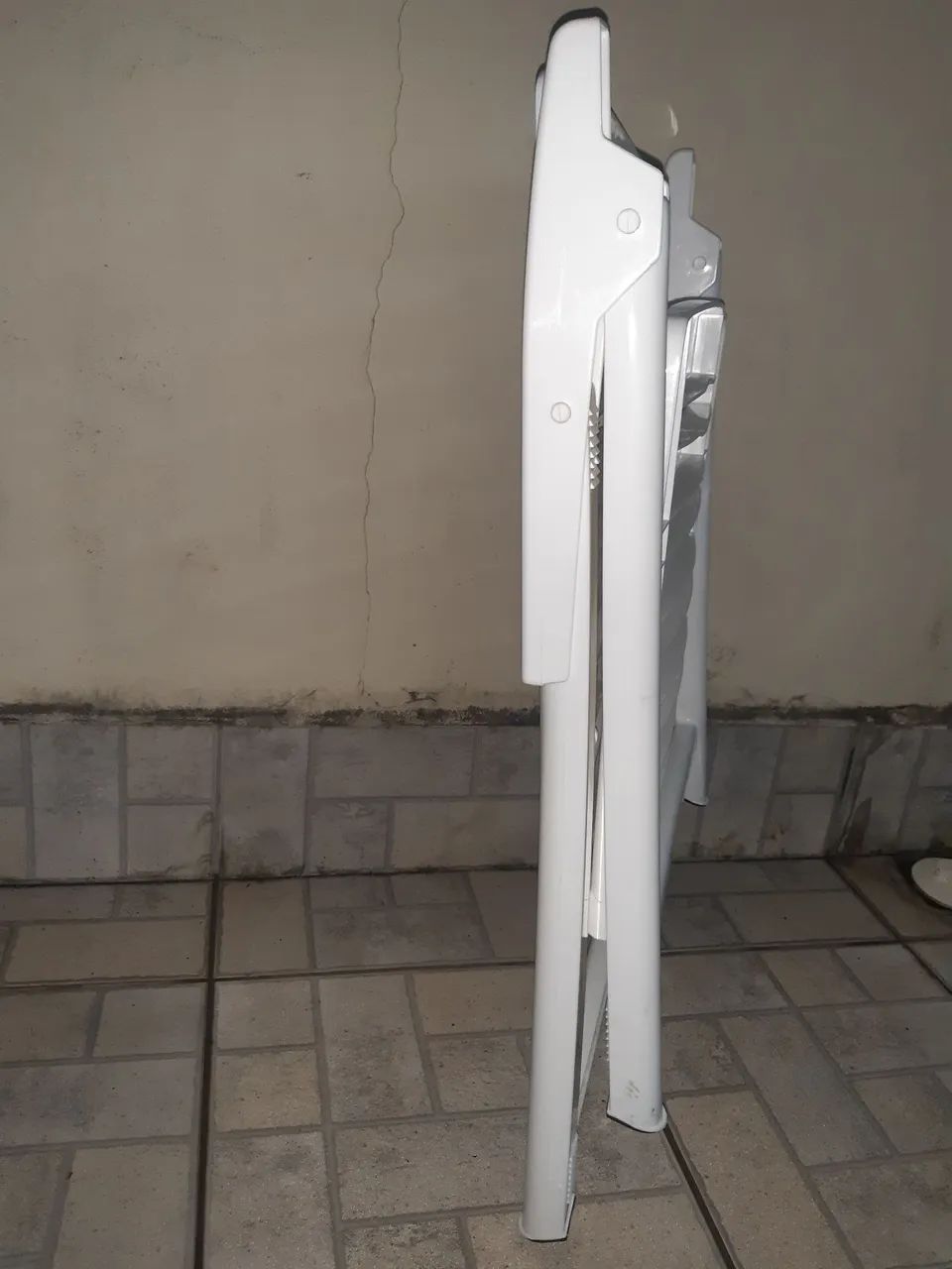 1x cadeira de plástico branco dobrável  - Foto 2