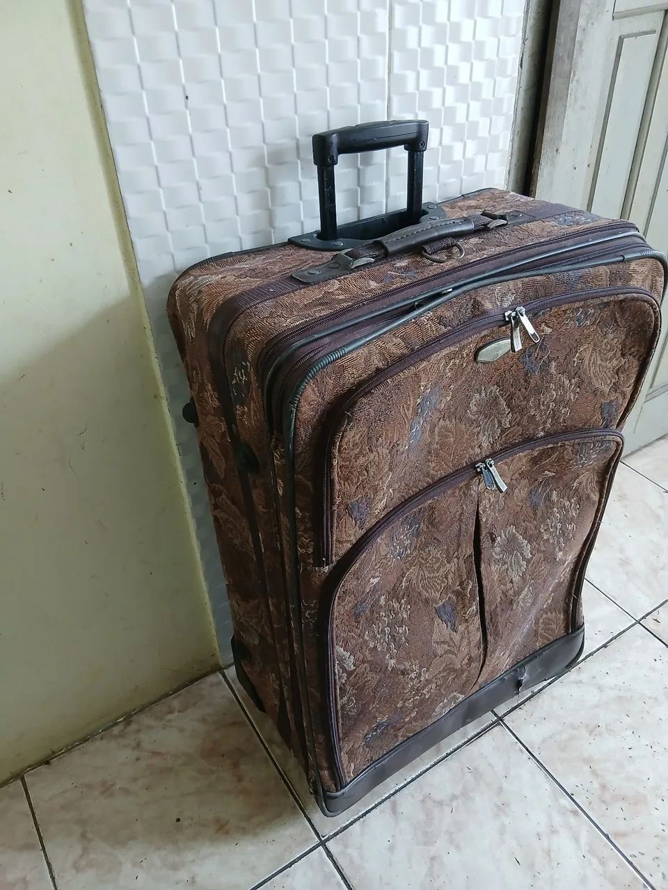 Mala de Viagem Marrom com Rodinhas23 kilos. 75 de cima pra baixo e 52 de largura3 kilos 