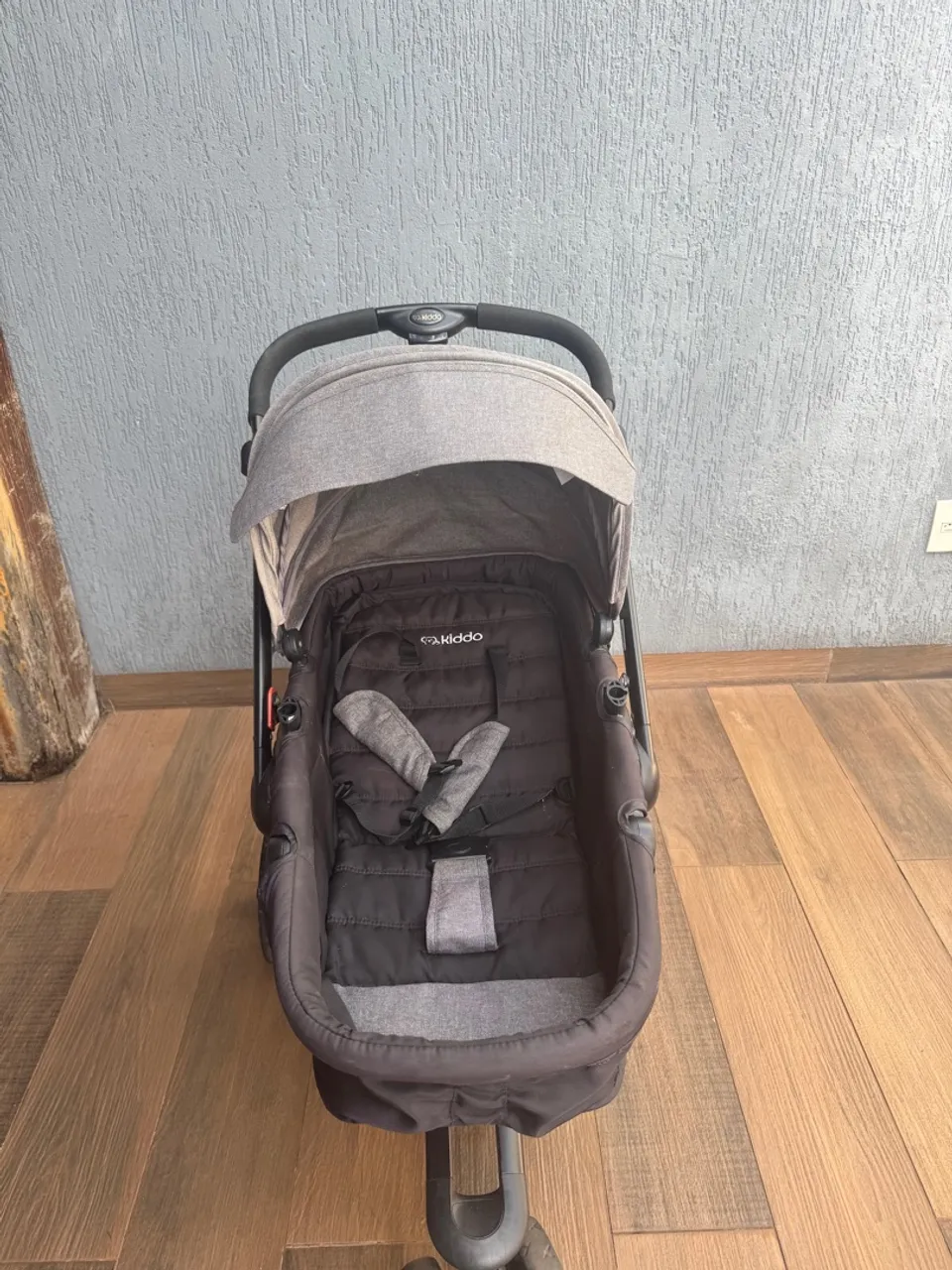 Carrinho de Bebê Kiddo, com Moisés, bebê conforto e base para carro