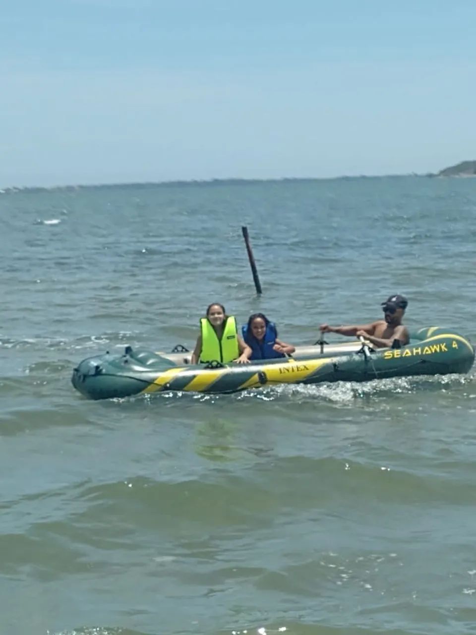 Bote inflável 4lugares com remos e bomba de encher 700,00 lazer e pesca aceito cartão  - Foto 4