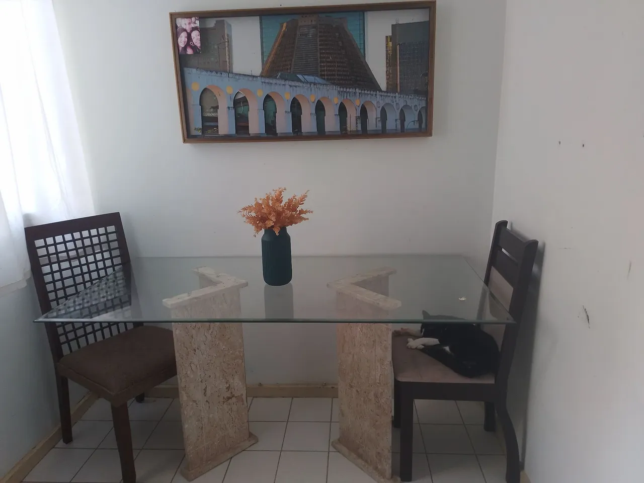 Mesa de Vidro com Detalhes em Madeira
