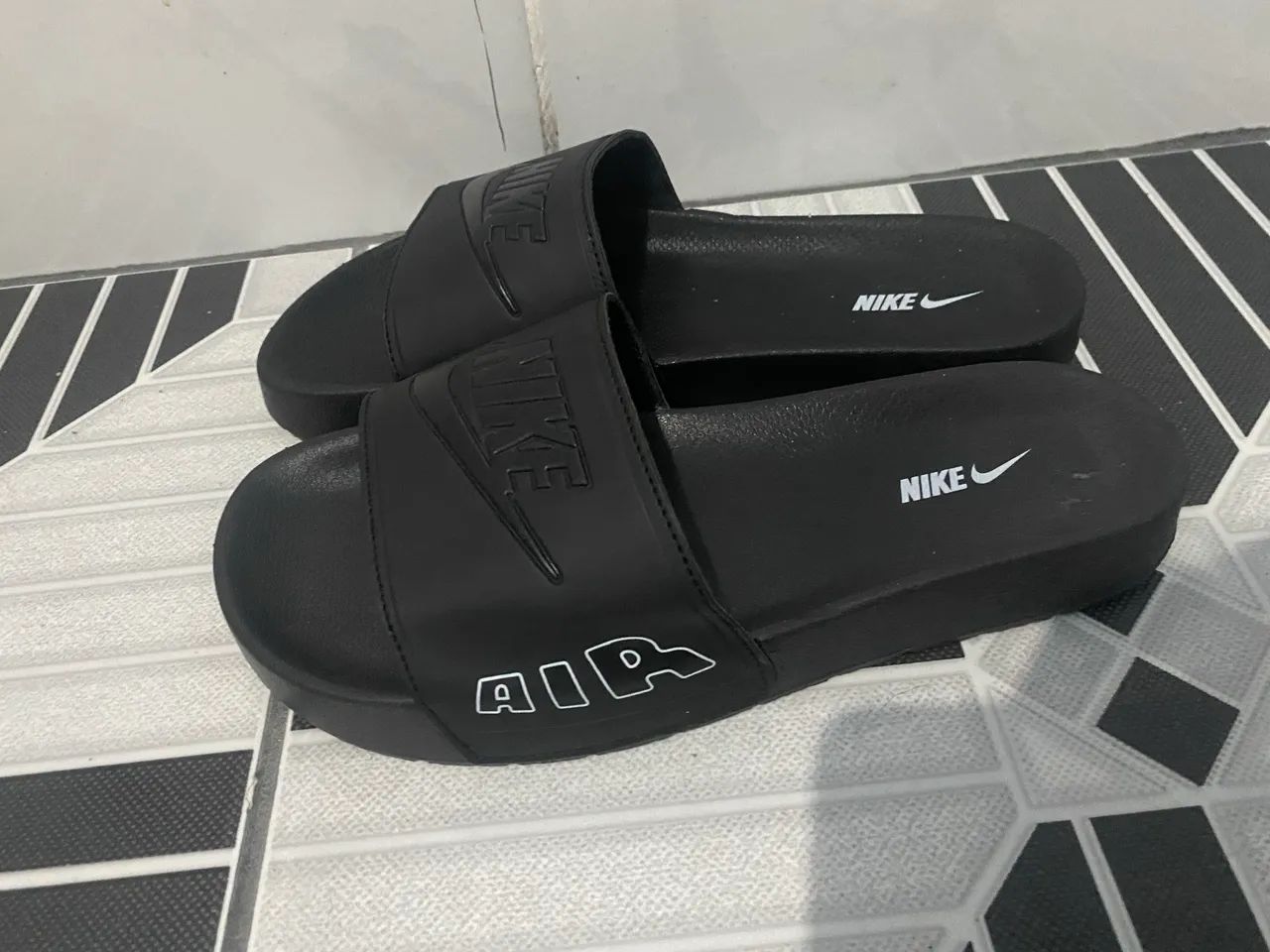Chinelo Nike Air Preto e Branco Calçados Primeiro de Maio