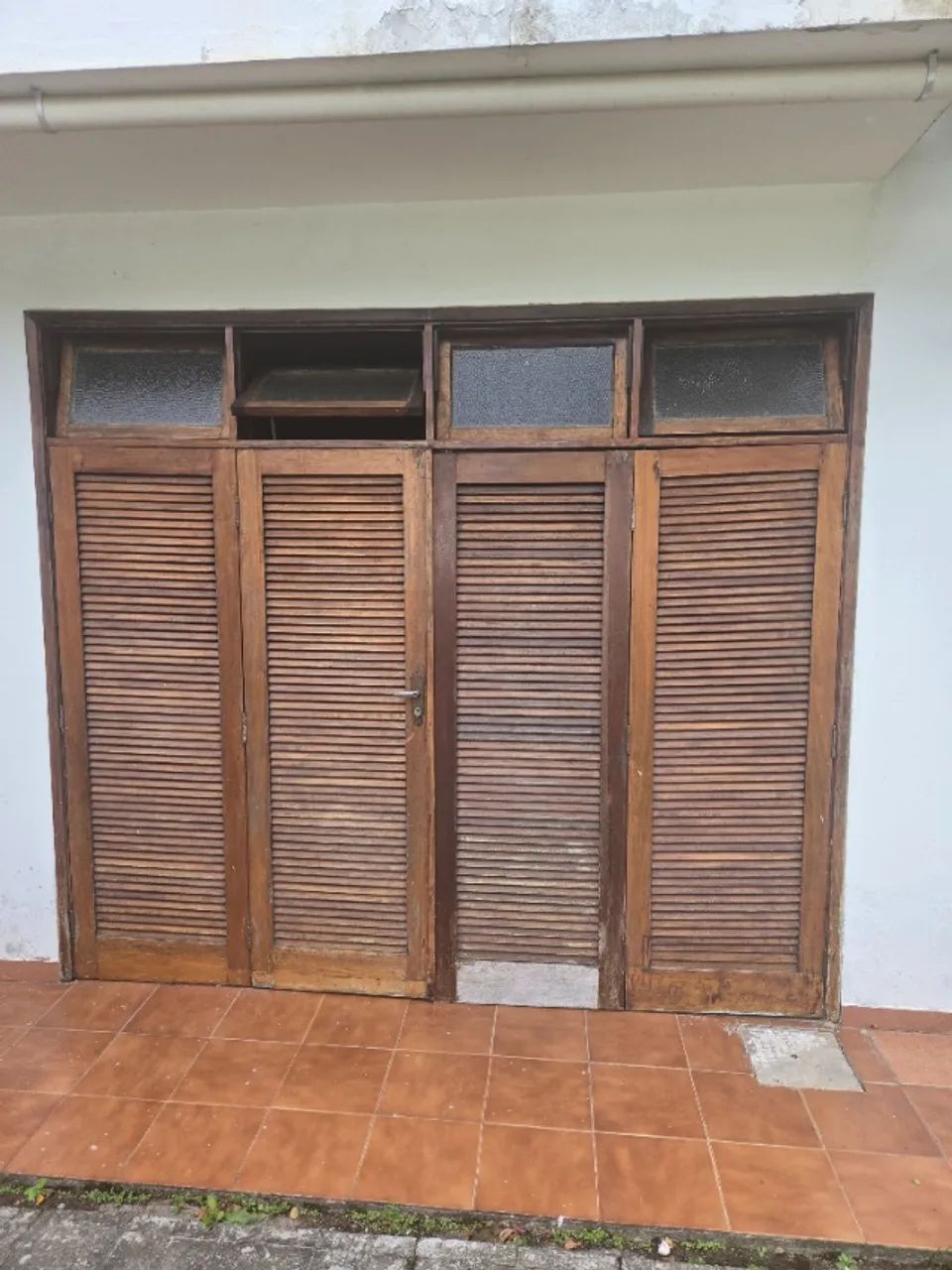 Portas venezianas de madeira par de 4 folhas com vitrô - Foto 3