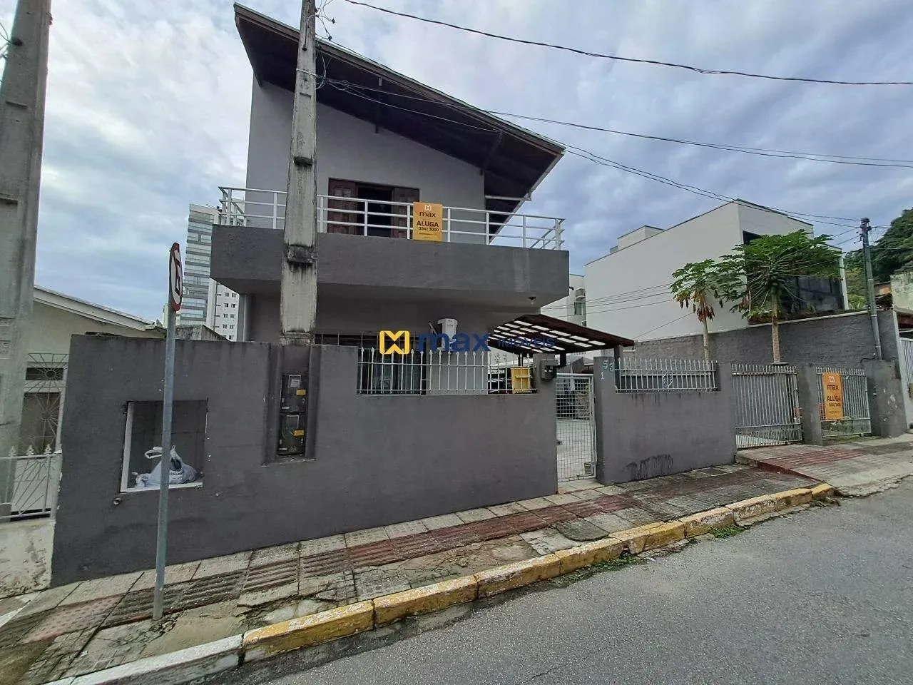 Casa piso superior com 2 dormitórios. Bairro: Fazenda, Itajaí.