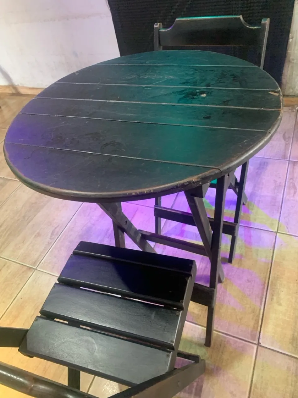 Conjunto de mesa e cadeiras de madeira