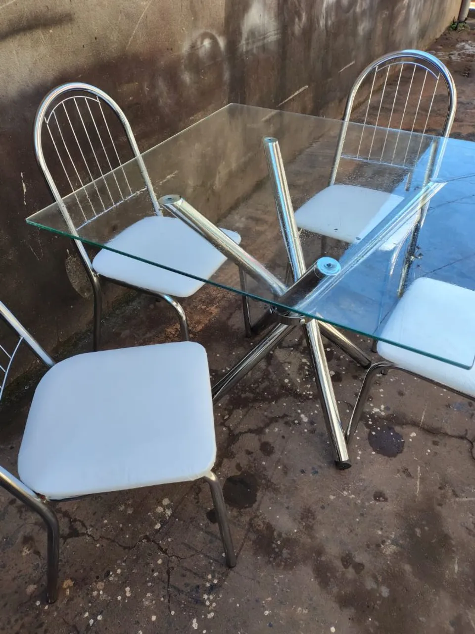 Mesa de vidro com 4 cadeiras