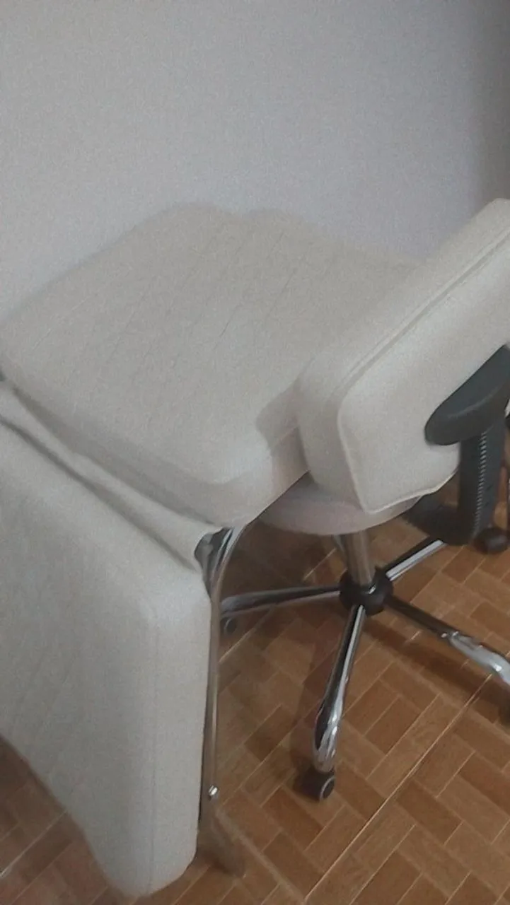 Cadeira Giratória Branca com Base Cromada