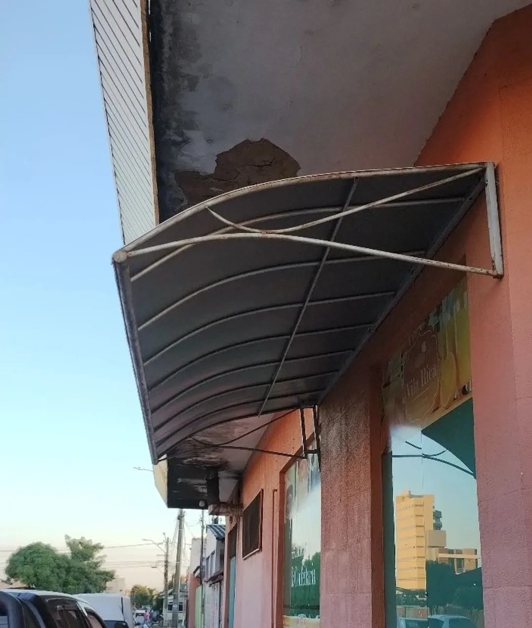 Cobertura para loja em bom estado