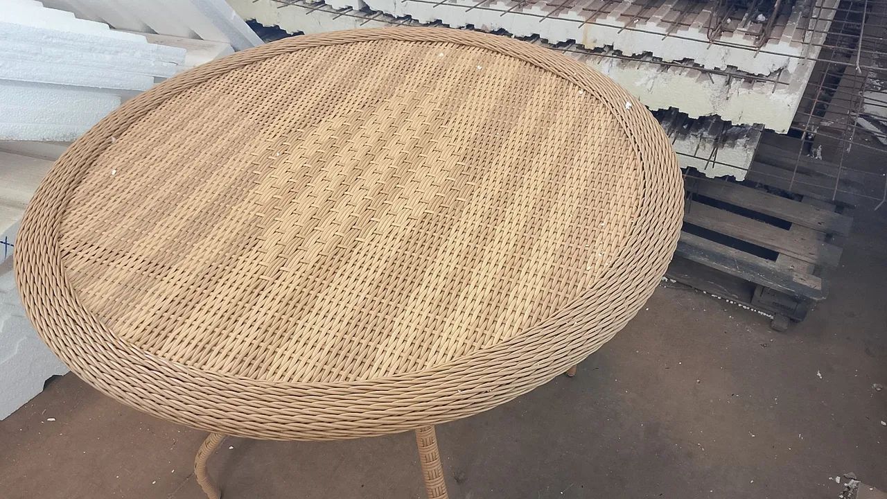 Conjunto de mesa com 4 cadeiras. - Foto 2
