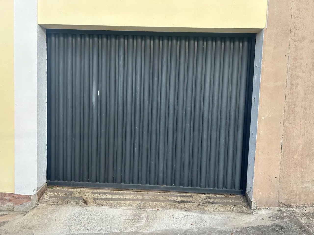 Portão da Fábrica - Fechadura reforçada e sistema anti furto - Foto 2