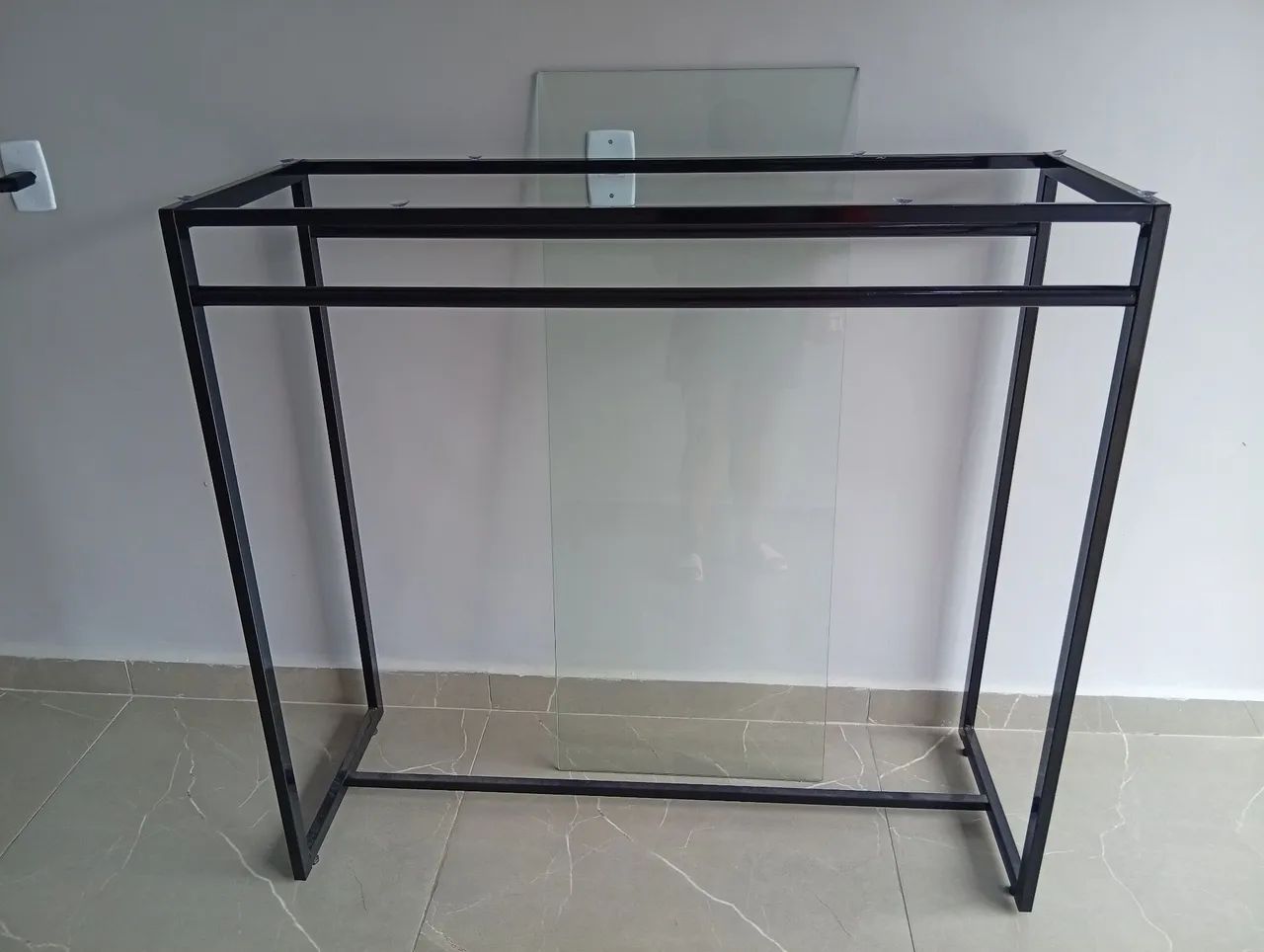 Arara balcão cabideiro duplo.