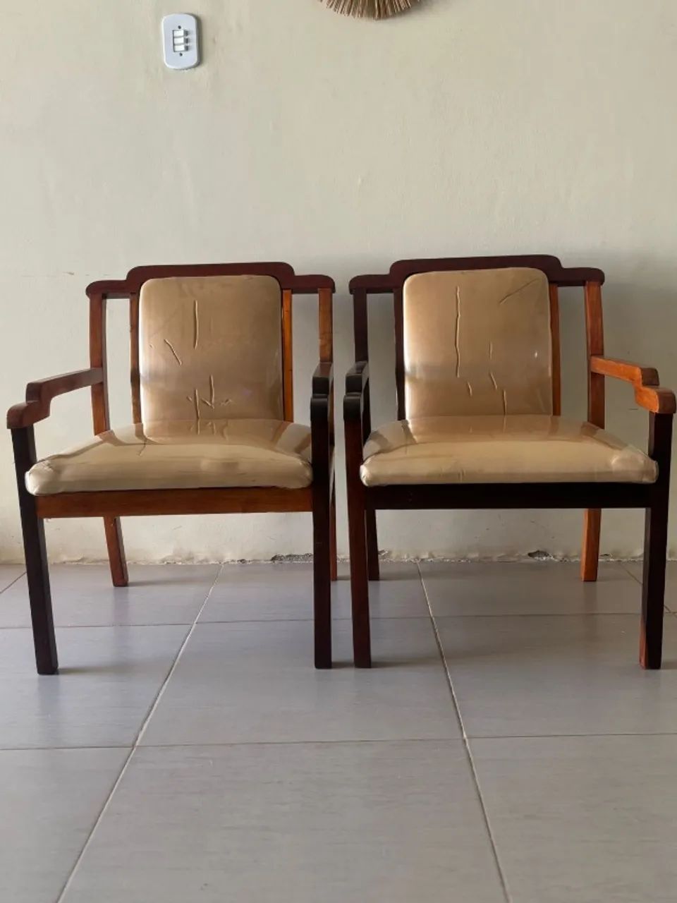 Vendo 2 cadeiras largas e reforçadas para sala