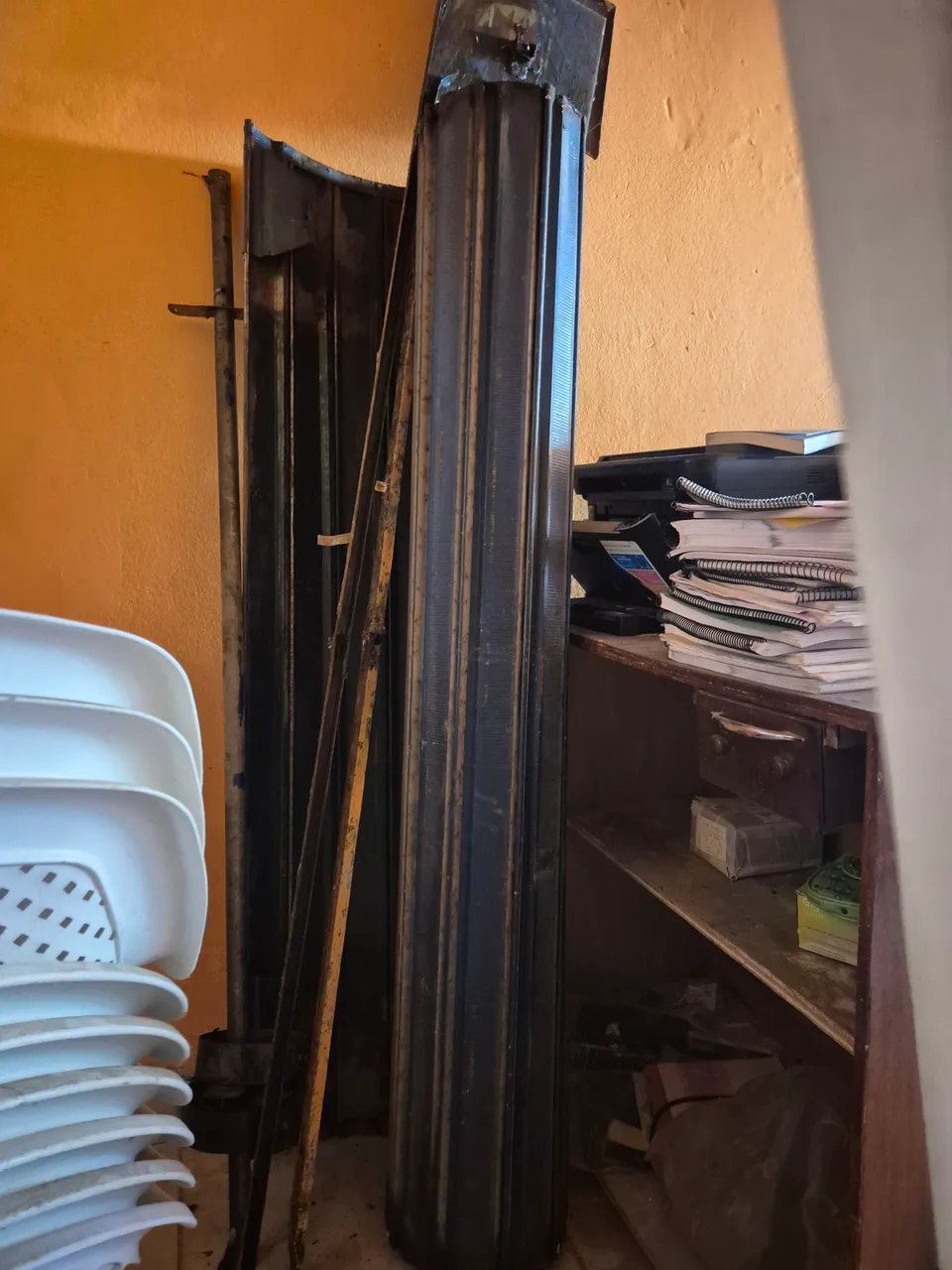 Porta de correr em estado de nova. 