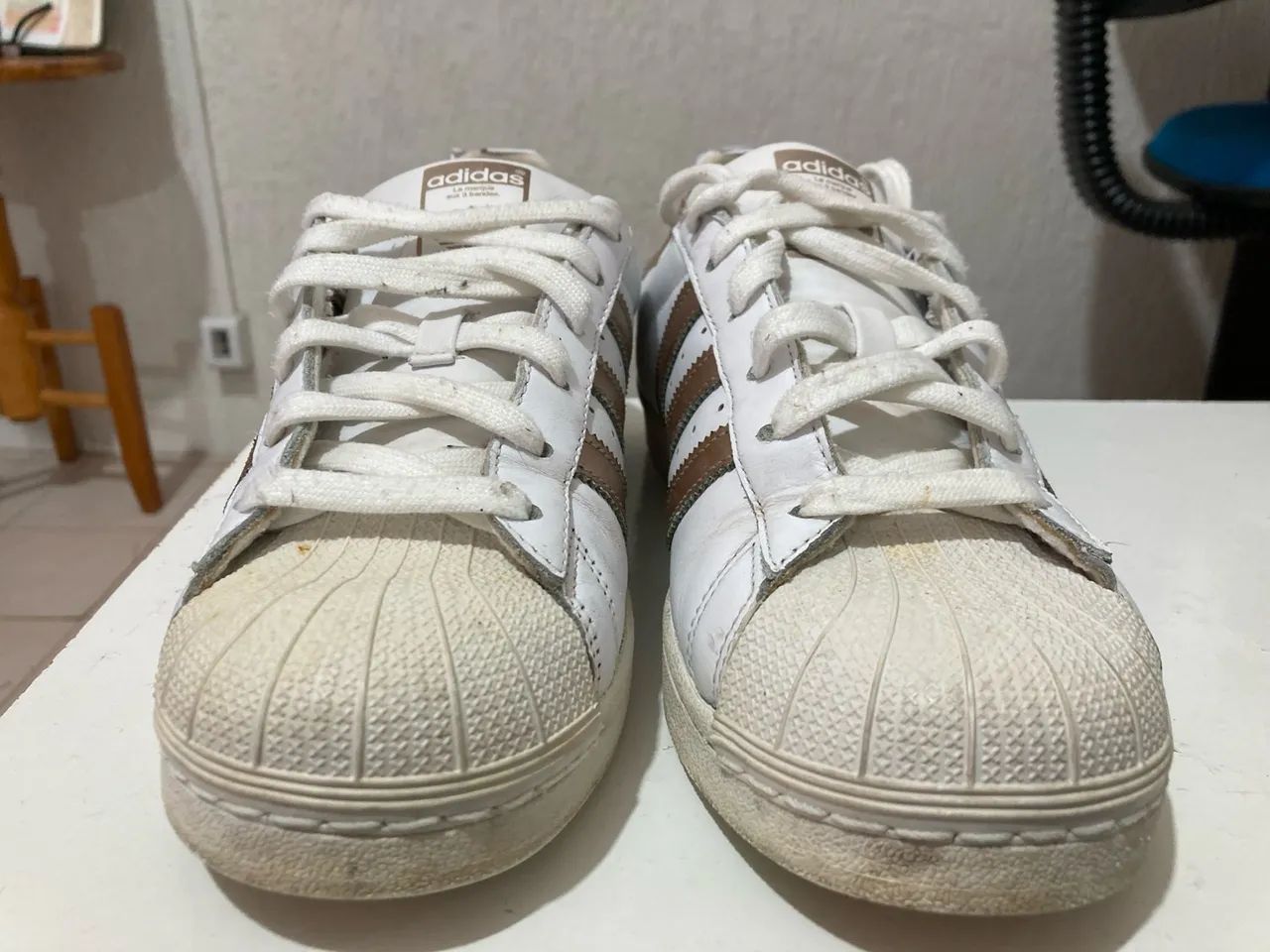 Tênis Adidas Superstar Branco com Detalhes Dourados - Foto 2