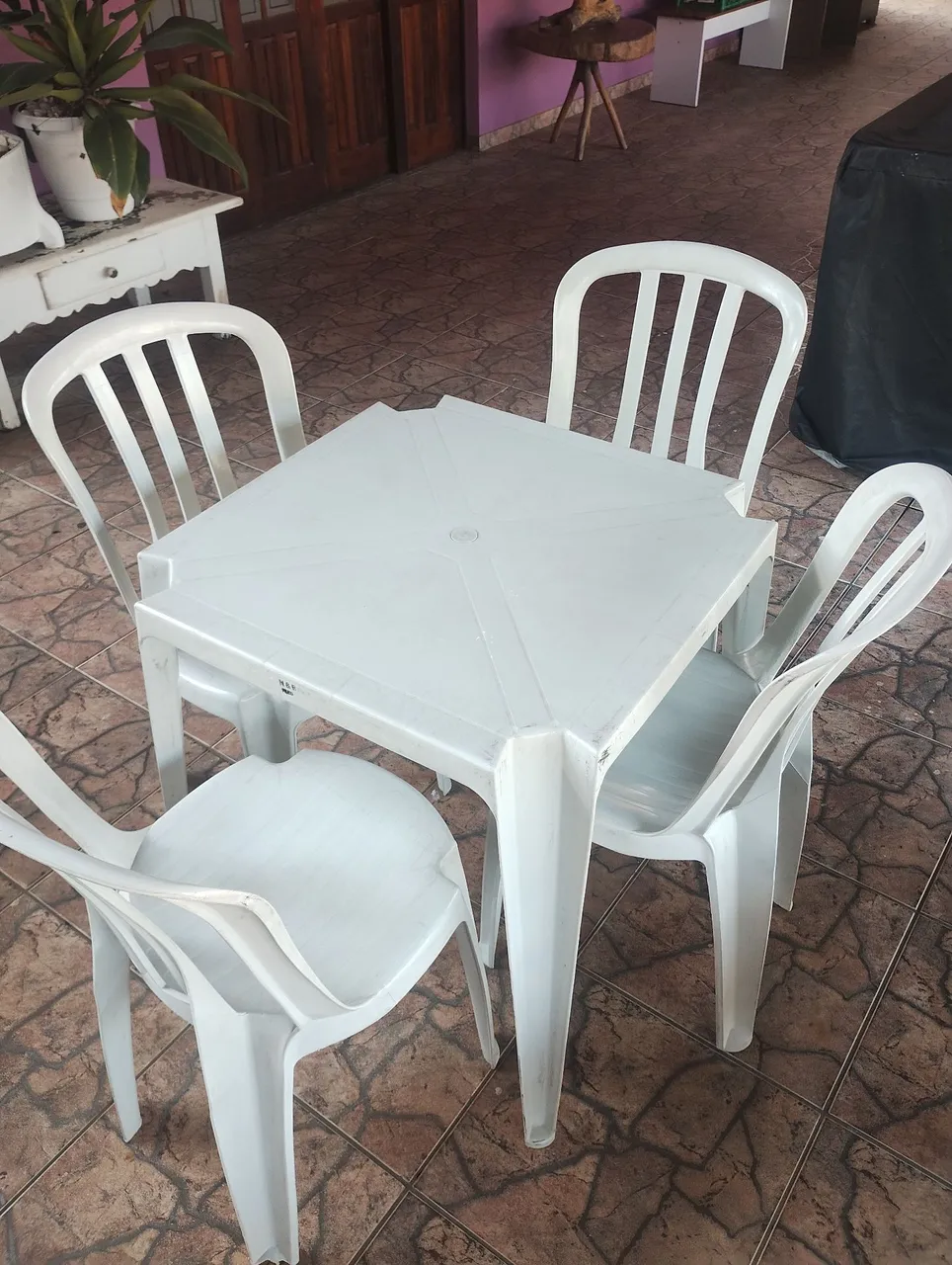 Mesa com 4 cadeiras de plástico branca