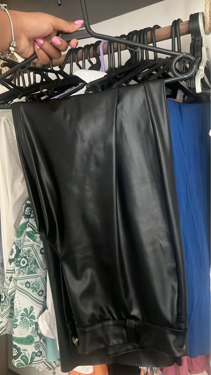 Calça de couro preta feminina