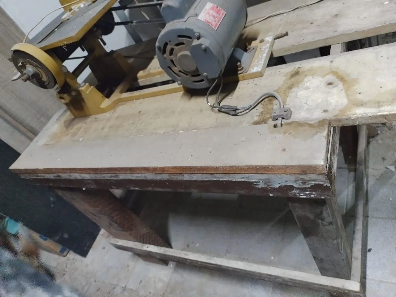VENDO SERRRA ELÉTRICA+ BANCADA  - Foto 2