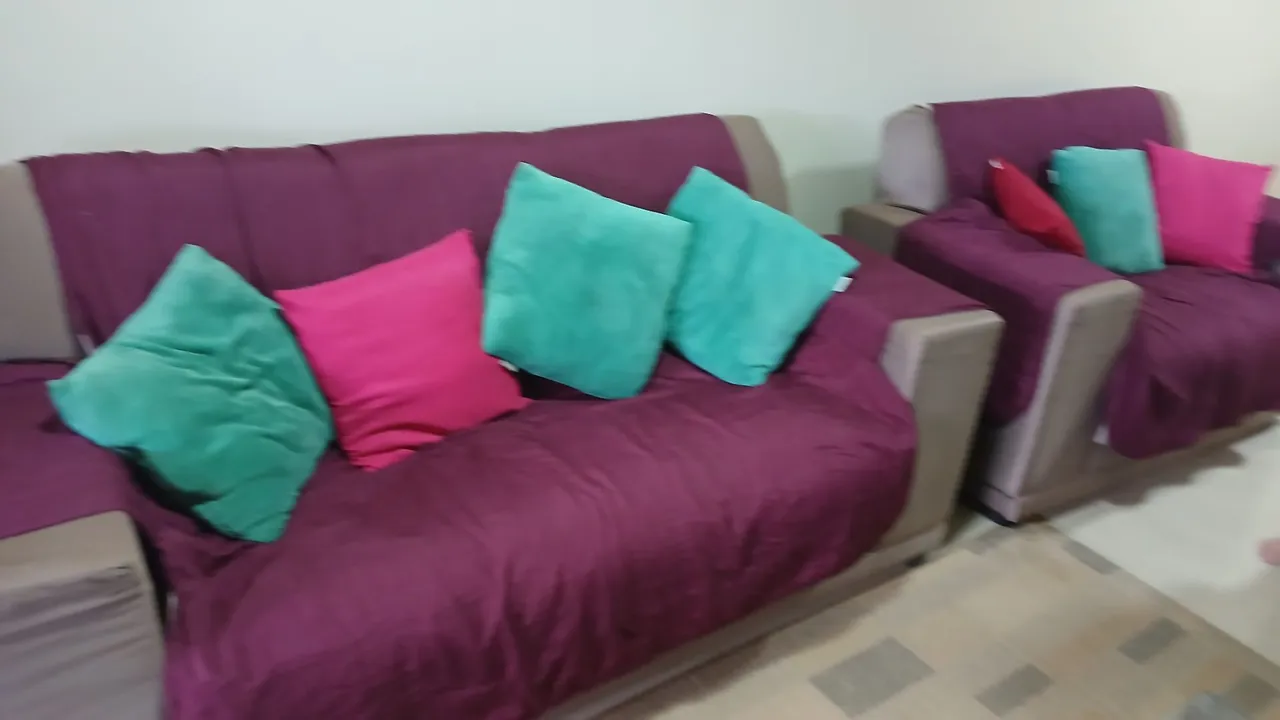 Conjunto de Sofá e Poltrona com Almofadas Coloridas