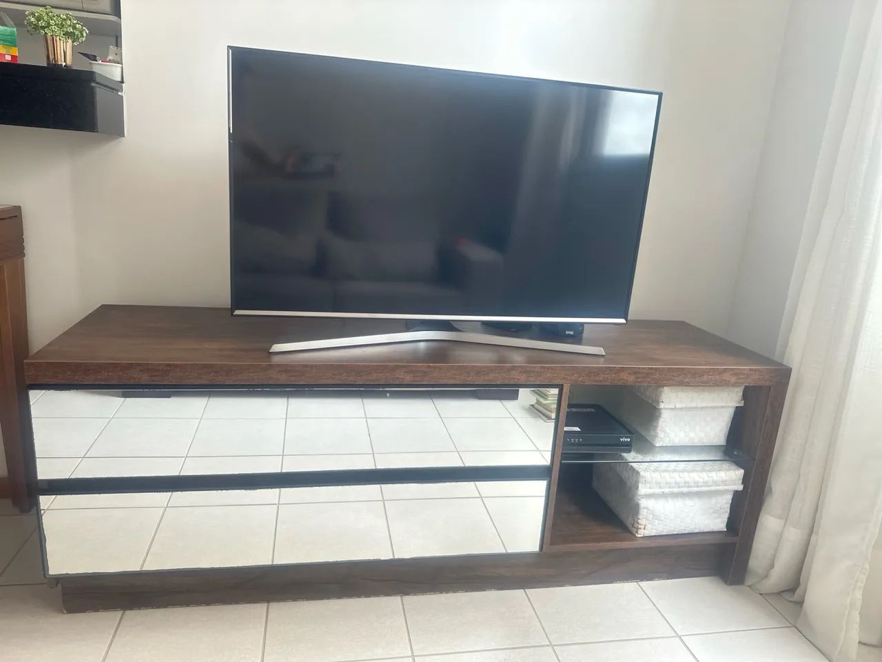 Rack de TV com 2 gavetas espelhadas - Foto 2