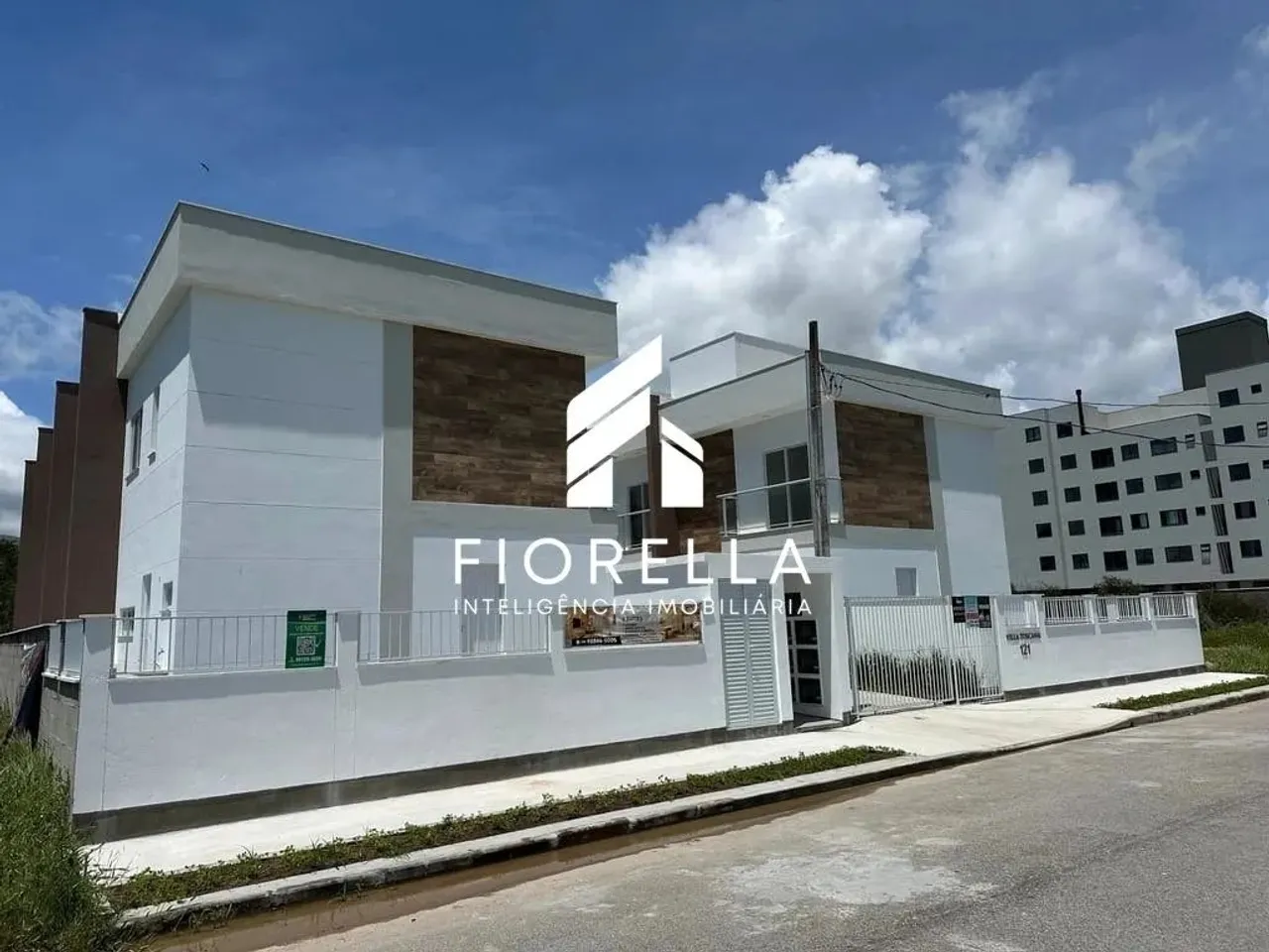 Sobrado novo à venda em condominio fechado no bairro Nova Palhoça/Palhoça-SC.