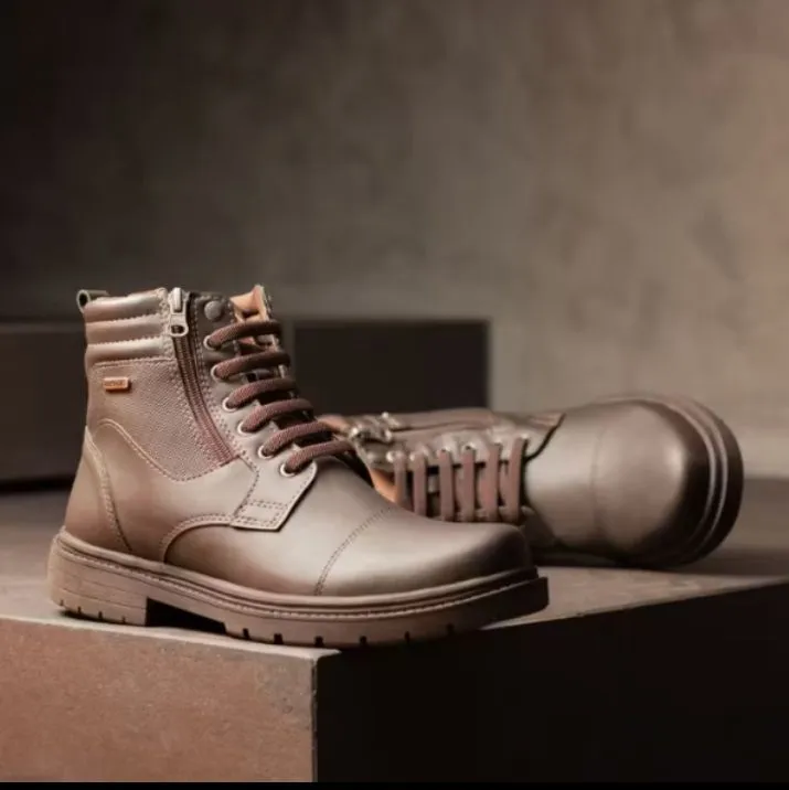 Bota de couro marrom, cano médio e design moderno