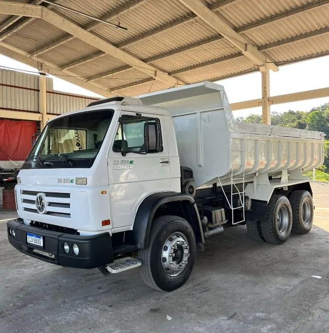 VW 26-260 6x4 ano 2010