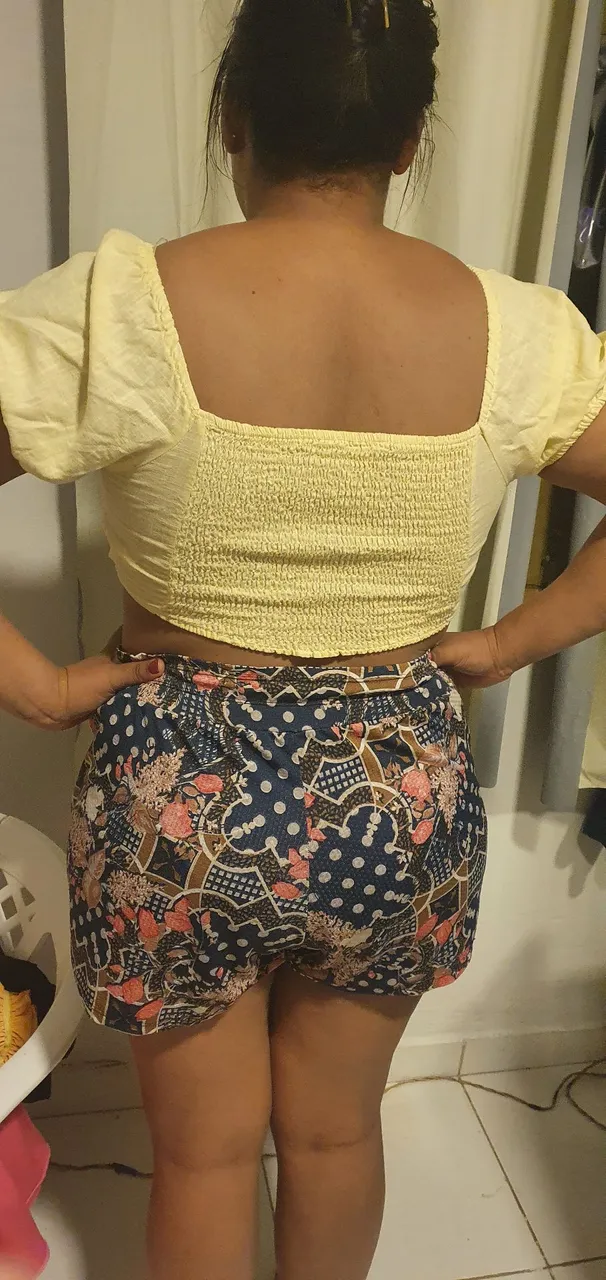 Conjunto Cropped Amarelo e Shorts Estampado