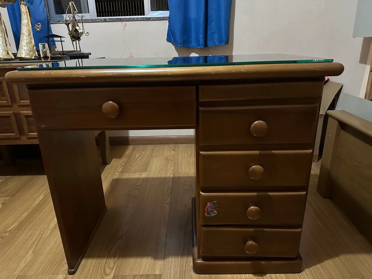 Mesa de madeira com gavetas - Foto 2