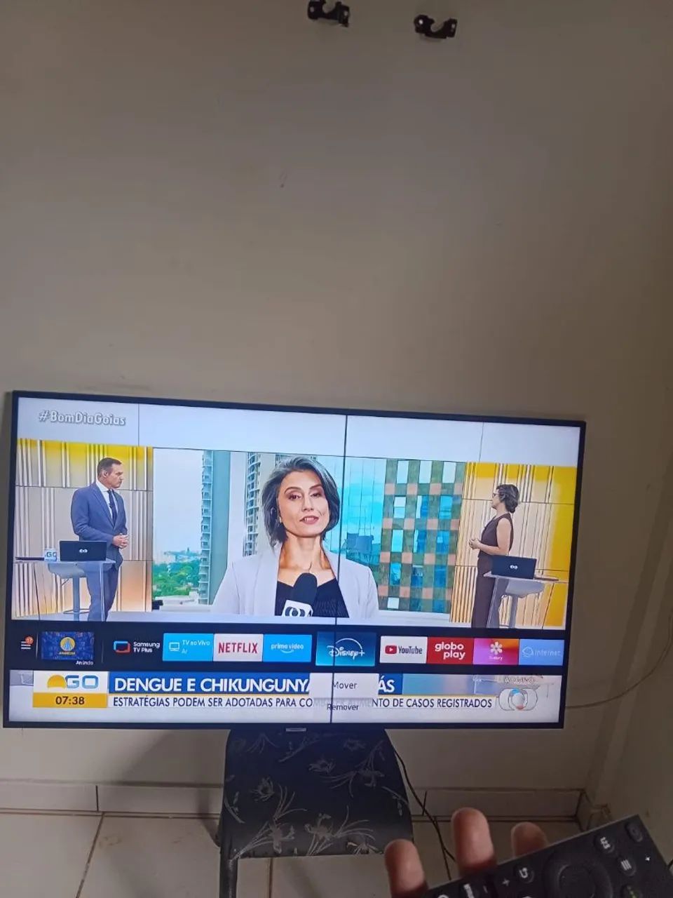 Tv Samsung 60 polegadas 4 k tem 3 mil canais integrado nela porém tem letra fio de cabelo  - Foto 2