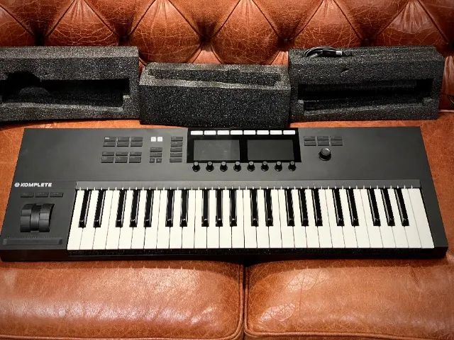 Controlador NI Komplete Kontrol S49 MK-2 com licença para