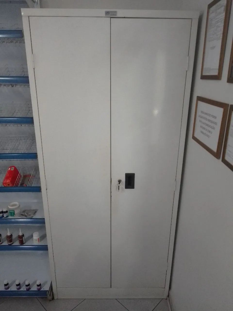 Armário para escritório com chave.