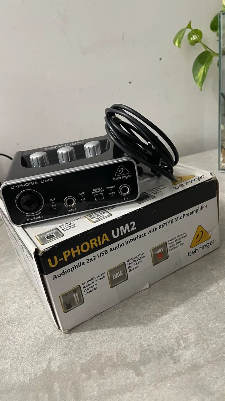 Interface de Áudio Behringer UM2