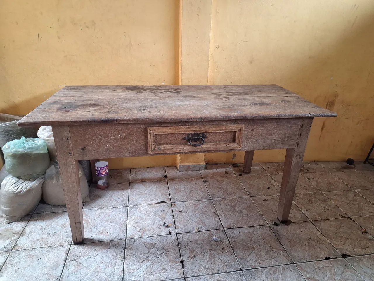 Mesa antiga de antiquário 