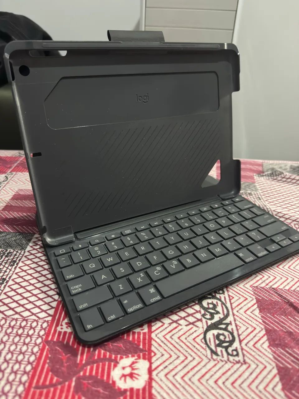 Capa teclado Slim Folio Logitech- Ipad 5,6 e 7