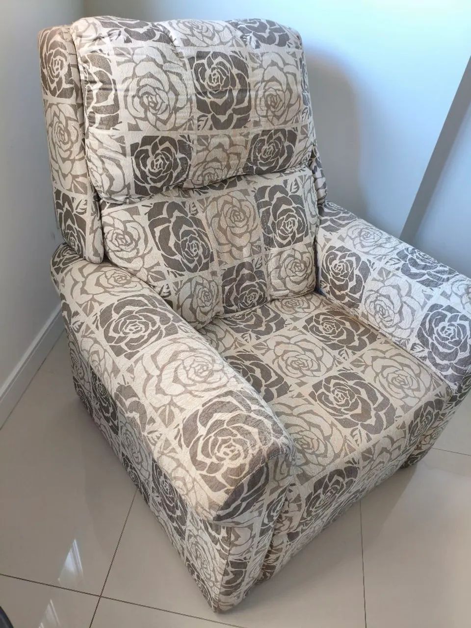 Poltrona estampada flores rosas - Foto 2
