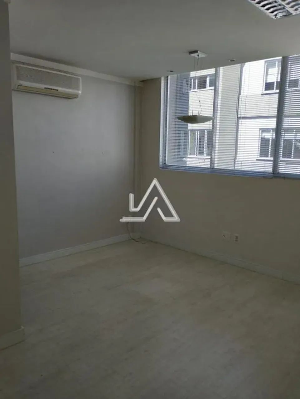 SALA COMERCIAL AÉREA ED. CENTAURO- COM 2 BANHEIROS E COZINHA MOBILIADA-SALA DE ESPERA E AR - Foto 2