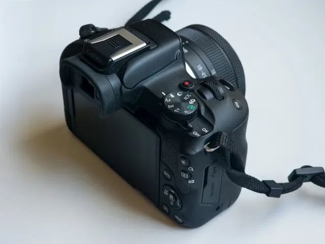 Canon R50 com lente RF-S 18-45mm F4.5-6.3 - Foto 4